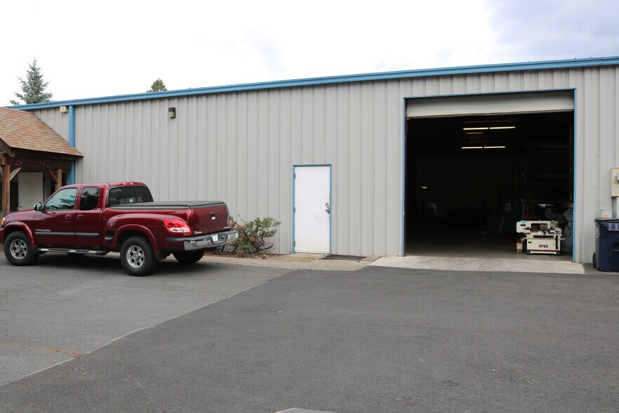 More Photos Of 45 SE Bridgeford Blvd, Bend Warehouse For Lease