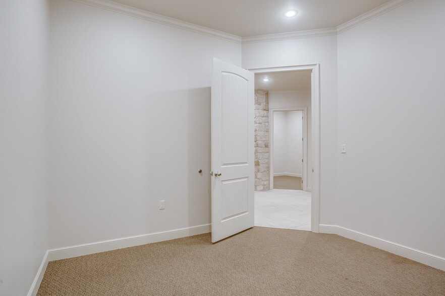 More Photos Of 5760 40th St, Lubbock Office For Lease