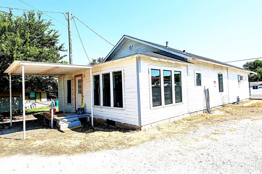 More Photos Of 410 W Wise St, Bowie Light Manufacturing For Sale