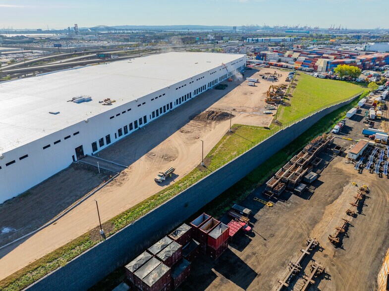 More Photos Of 105-161 Hyatt Ave, Newark Distribution For Lease