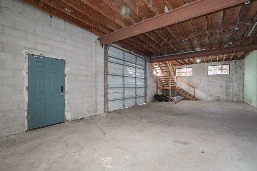 More Photos Of 1919 Drummond Ave, Panama City Distribution For Lease