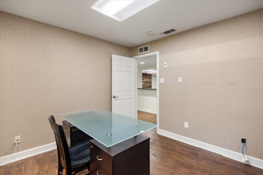 More Photos Of 310 W Bluff St, Granbury Office For Sale
