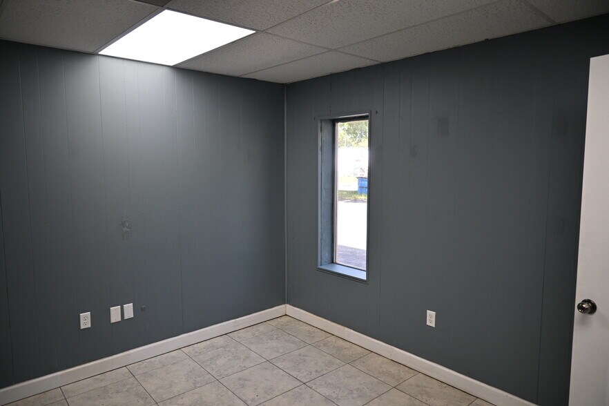 More Photos Of 14401 60th St N, Clearwater Warehouse For Lease