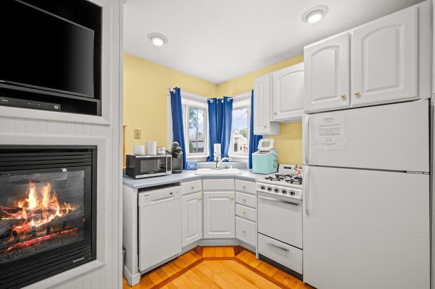 More Photos Of 231 E Buffalo St, New Buffalo Hotel For Sale