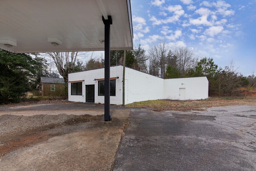 More Photos Of 1556 Zion Rd, Morganton General Retail For Sale