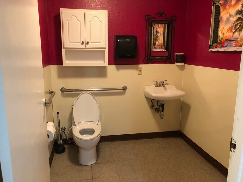 More Photos Of 1350 Central Ave, Santa Rosa Showroom For Lease