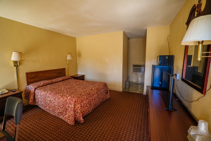 More Photos Of 221 S Preston St, Marksville Hotel For Sale