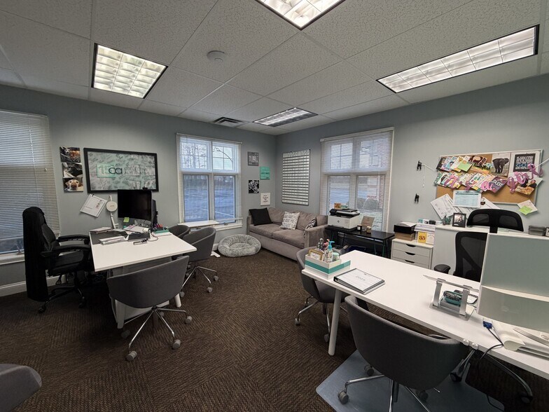 More Photos Of 9810 Westpoint Dr, Indianapolis Office For Lease