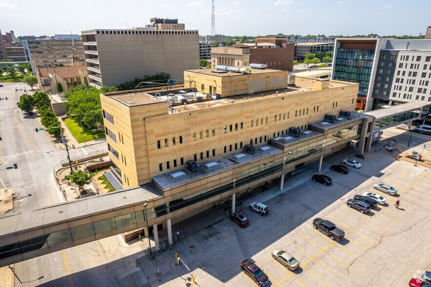 More Photos Of 611 5th Ave, Des Moines Office For Lease