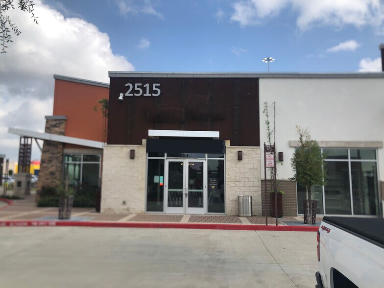 More Photos Of 2515 S Gulf Fwy, League City Freestanding For Lease