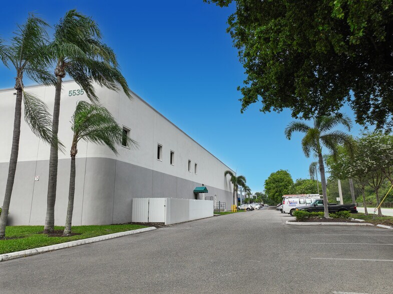 More Photos Of 5535-5545 NW 35th Ave, Fort Lauderdale Distribution For Lease