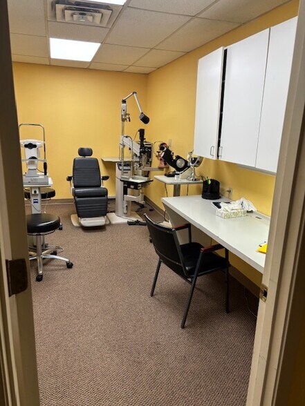 More Photos Of 5438-5440 Centre Ave, Pittsburgh Showroom For Lease