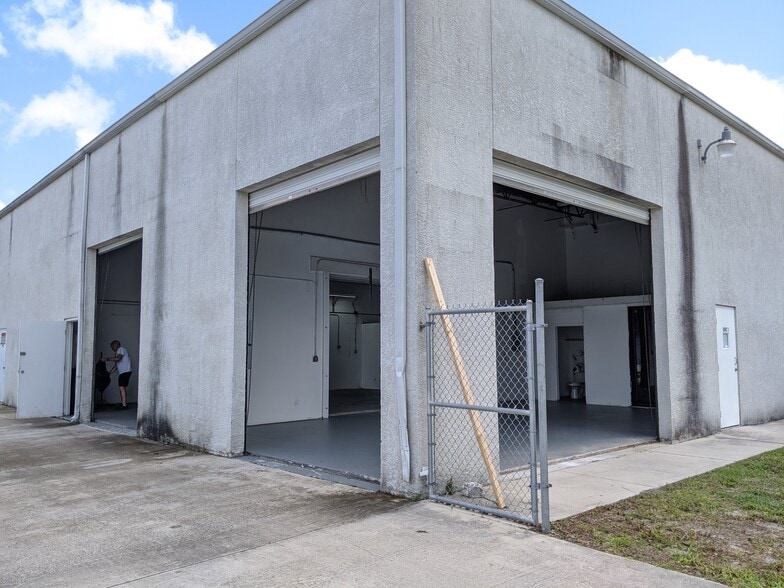 More Photos Of 3081 SE Dominica Ter, Stuart Manufacturing For Lease