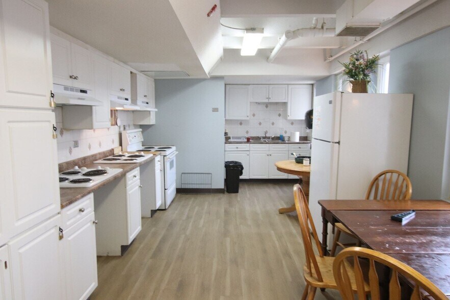 More Photos Of 1940 McIntyre St, Regina Schools For Lease