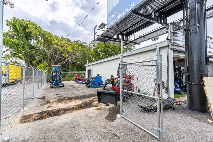 More Photos Of 1860 N Washington Blvd, Sarasota Auto Dealership For Sale