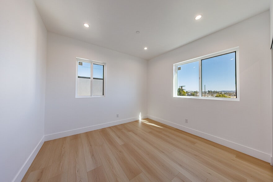 More Photos Of 1330 S Longwood Ave, Los Angeles Apartments For Sale