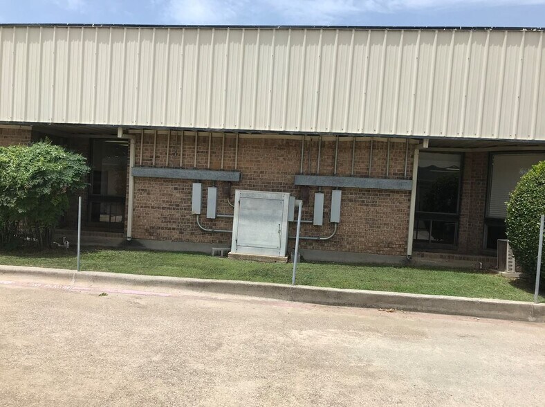 More Photos Of 3212 W Park Row Dr, Pantego Freestanding For Sale