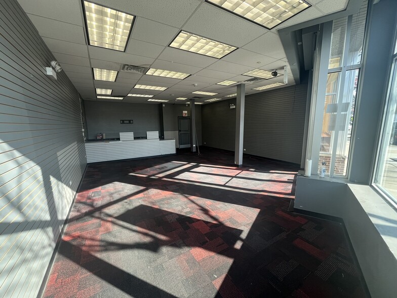 More Photos Of 3949-3959 N Broadway St, Chicago Storefront For Lease