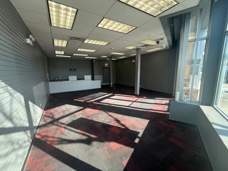 More Photos Of 3949-3959 N Broadway St, Chicago Storefront For Lease