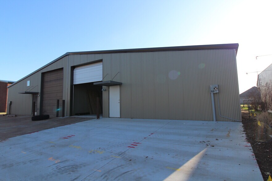 More Photos Of 1302 Lindsey Plaza Dr, Norman Warehouse For Lease