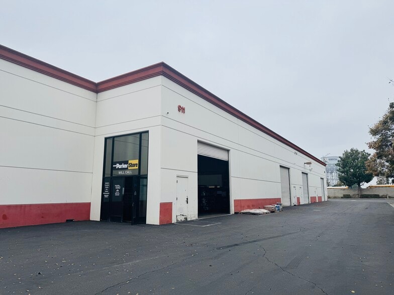 More Photos Of 911 Poinsettia St, Santa Ana Warehouse For Sale