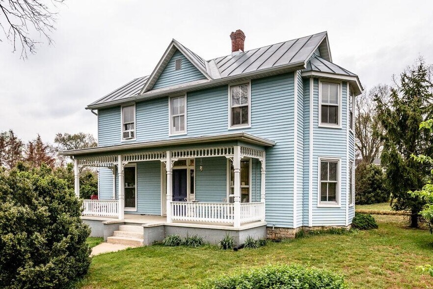 More Photos Of 133 W Springbrook Rd, Broadway Specialty For Sale