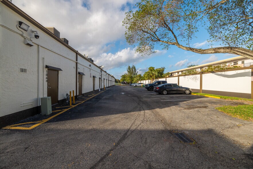 More Photos Of 1120 Sunset Strip, Sunrise Freestanding For Lease