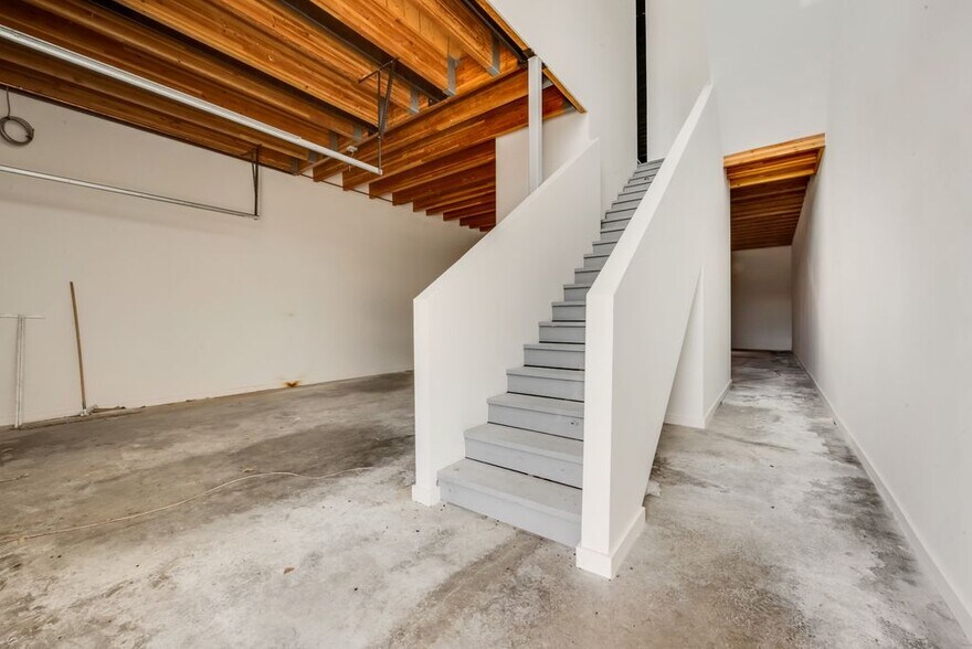 More Photos Of 4763 Algiers St, Dallas Loft Creative Space For Sale