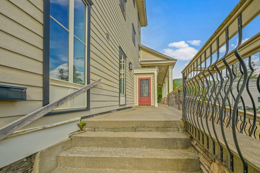 More Photos Of 56 Main St, Stamford Hotel For Sale