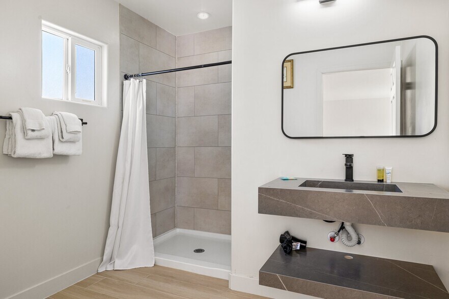 More Photos Of 526 S Warm Sands Dr, Palm Springs Hotel For Sale