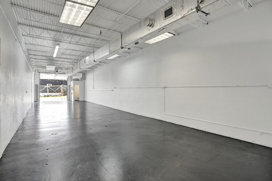 More Photos Of 3930-3948 NE 5th Ave, Oakland Park Warehouse For Lease