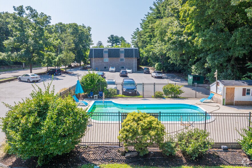 More Photos Of 383-435 Oaklawn Ave, Cranston Apartments For Sale