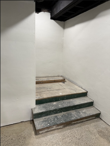 More Photos Of 29 Public Sq, Lawrenceburg General Retail For Lease