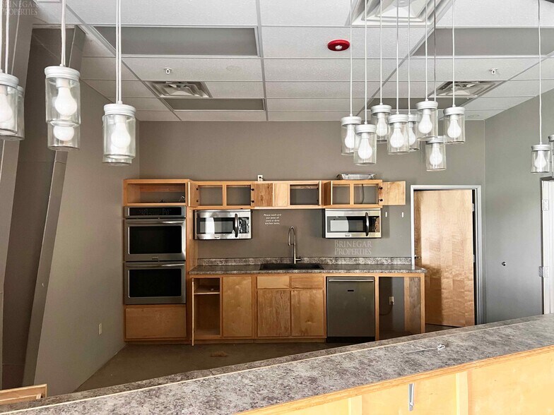 More Photos Of 747 County Road 138, Hutto Flex For Sale