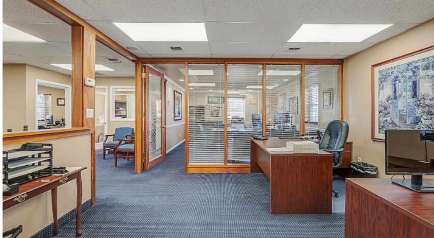 More Photos Of 325 E Main St, Smithtown Medical For Lease