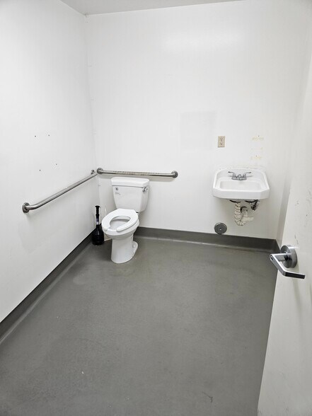 More Photos Of 19521 Business Center Dr, Northridge Warehouse For Lease