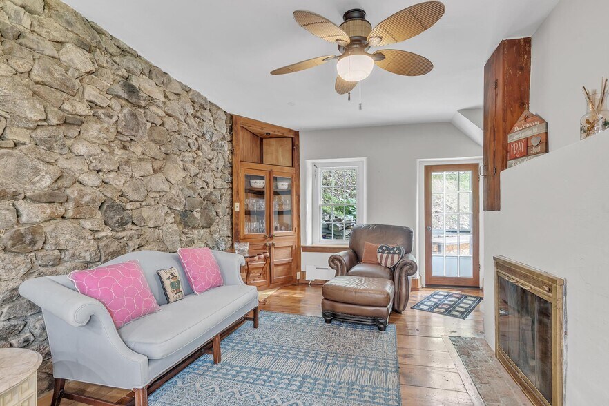 More Photos Of 277 W Baltimore Pike, Media Office For Sale