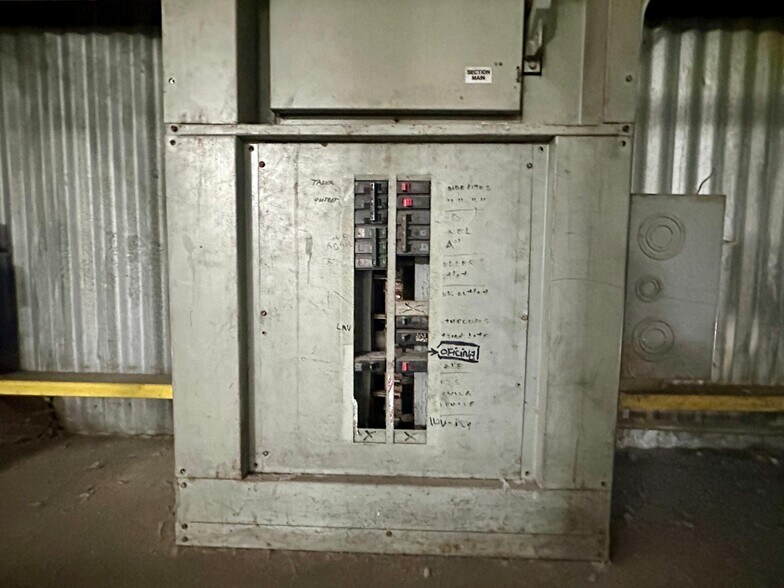 More Photos Of 2435-2453 E 25TH St, Vernon Manufacturing For Lease