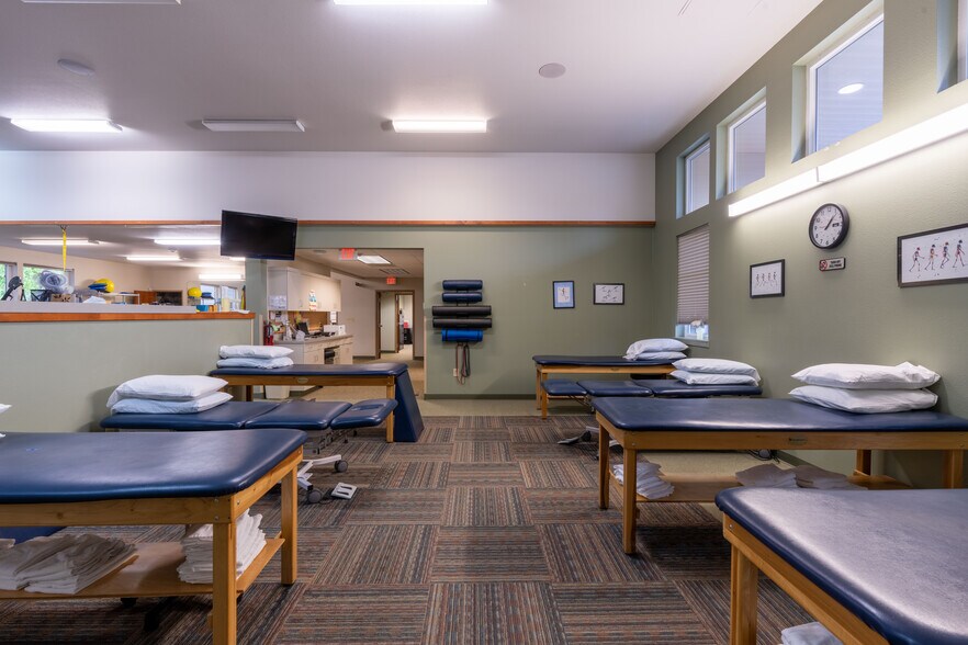 More Photos Of 2645 N 17th St, Coos Bay Medical For Sale