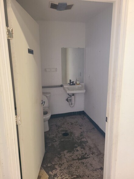 More Photos Of 2710 Shaver St, Pasadena Warehouse For Sale