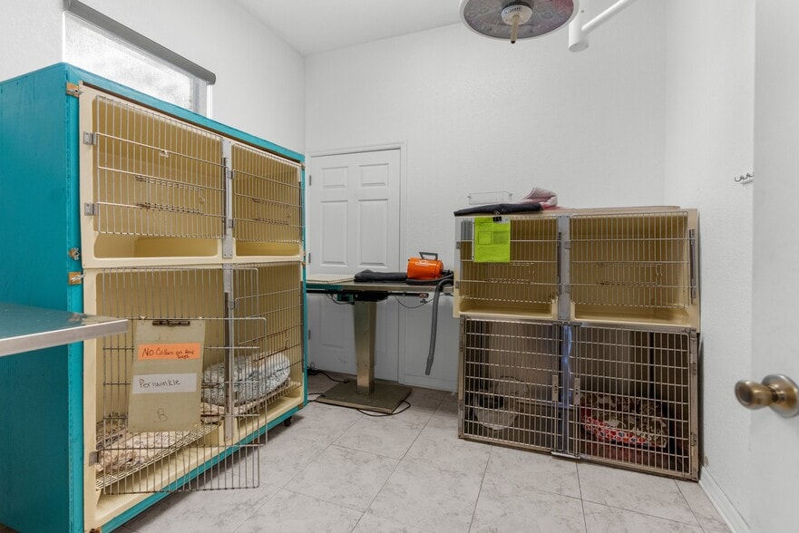More Photos Of 7044 Commercial Way, Weeki Wachee Office For Sale