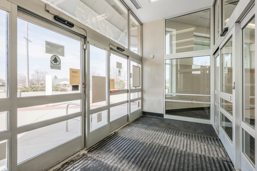 More Photos Of 4205-4225 Egan Dr, Savage Drugstore For Lease