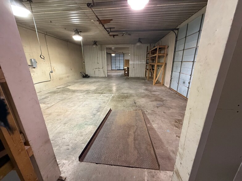 More Photos Of 16004 E 23rd St S, Independence Warehouse For Lease