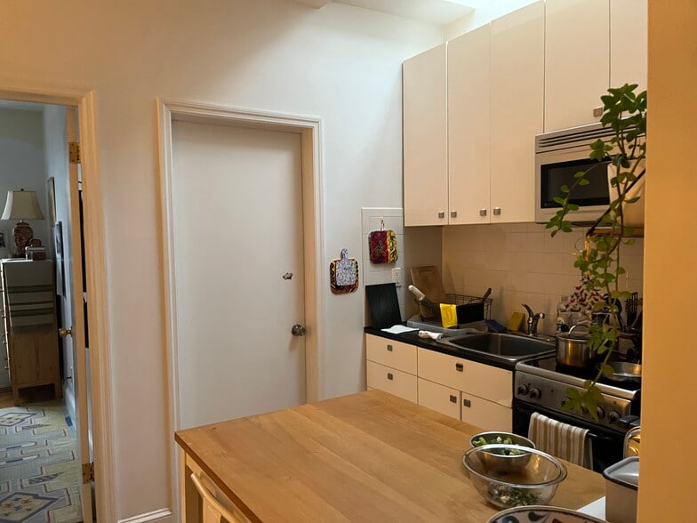 More Photos Of 19-17 Ditmars Blvd, Astoria Storefront Retail Residential For Sale