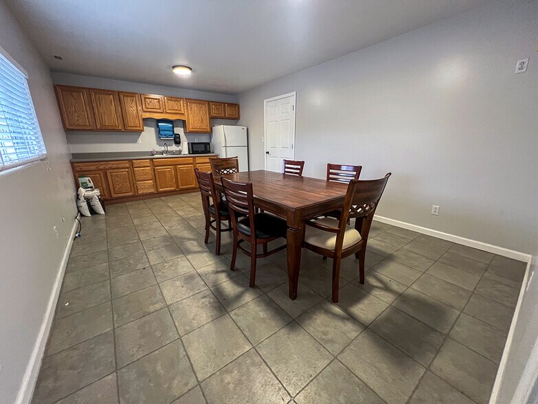 More Photos Of 410 Broadway Ave, South Roxana Office For Lease