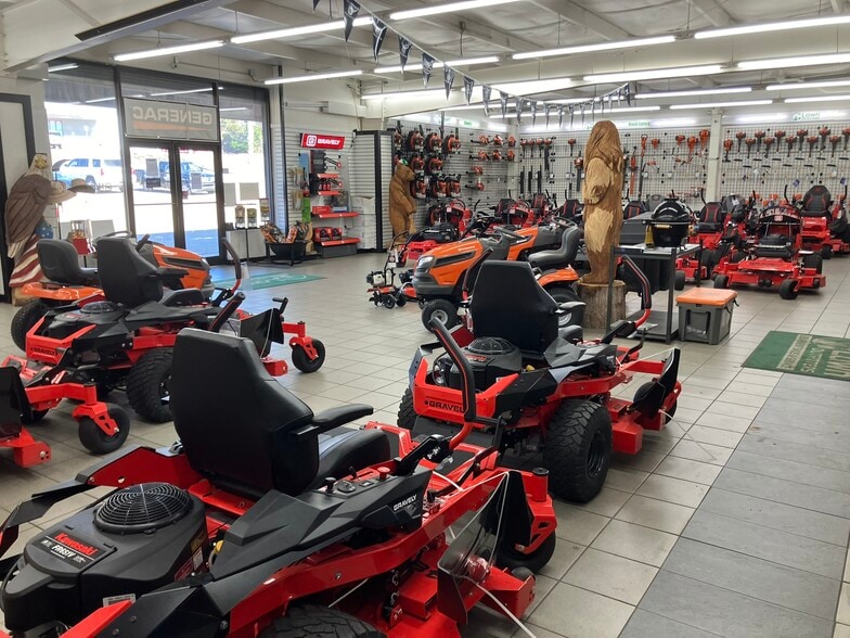 More Photos Of 5250 Veterans Pky, Columbus Flex For Lease