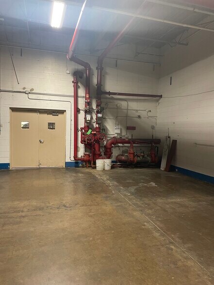 More Photos Of 5740-5750 N Tripp Ave, Chicago Warehouse For Lease