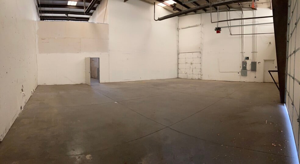 More Photos Of 111 N Geneva Rd, Vineyard Industrial For Lease