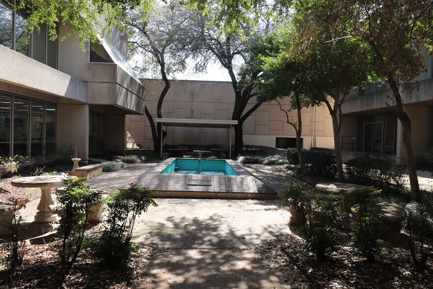 More Photos Of 3940-4306 Capitol Ave, Dallas Light Manufacturing For Sale