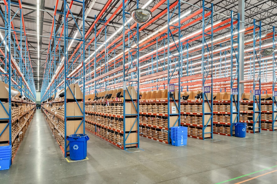 More Photos Of 7865 National Tpke, Louisville Distribution For Lease